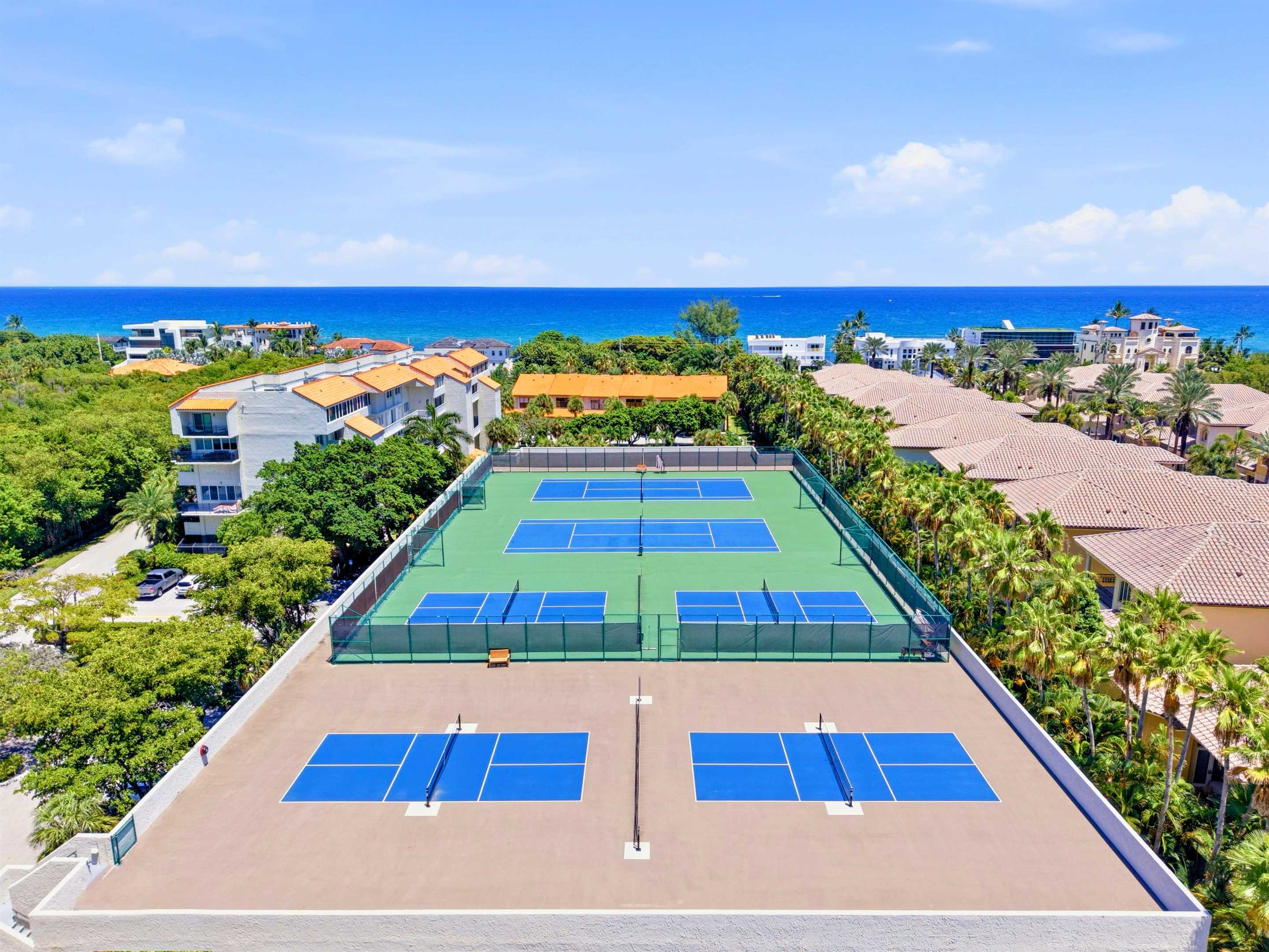 Tennis and pickleball courts at Regency Highland